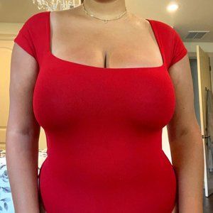 Aritzia Babaton Contour Square Neck Short sleeve Bodysuit, Red, Size Small